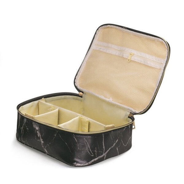 grande-trousse-de-toilette-femme-noir-detaille-rangment-maquillage