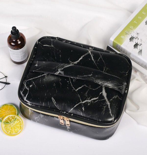 grande-trousse-de-toilette-femme-noire-marbre
