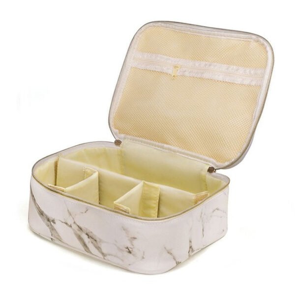 grande-trousse-de-toilette-femme-vide