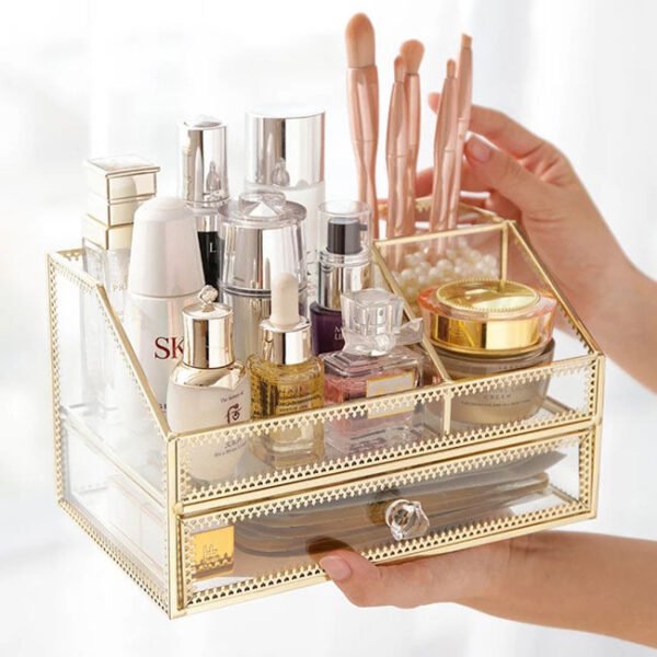 rangement maquillage transparent porté par une femme