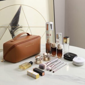 trousse-a-maquillage-luxe-marron-poser
