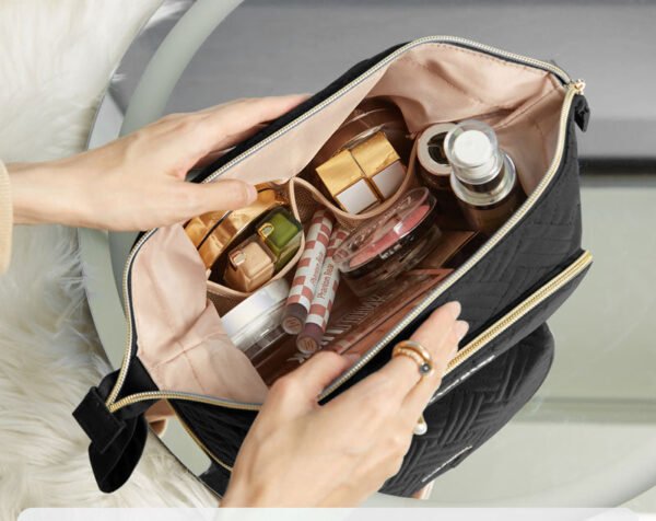 trousse-de-maquillage-avec-compartiment-pinceaux-ouverte