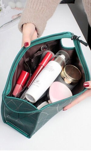 trousse-de-produits-cosmetiques-ouverte