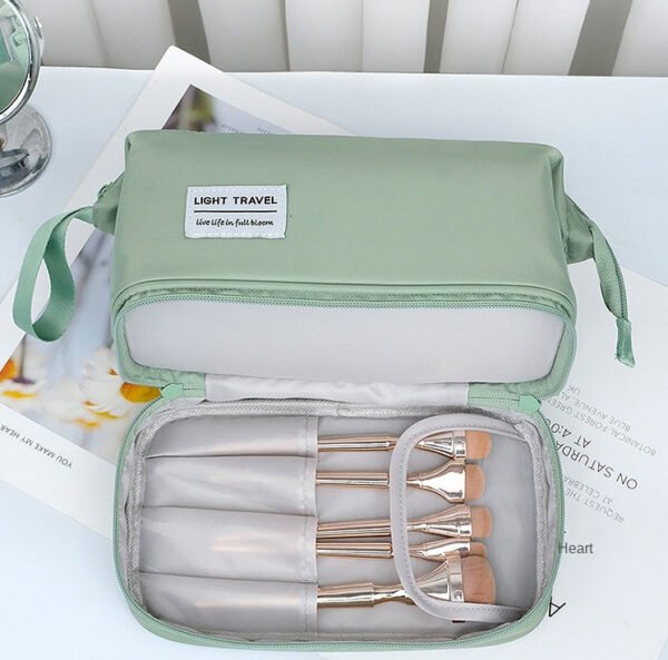 trousse-de-toilette-avec-compartiment-porte-pinceau