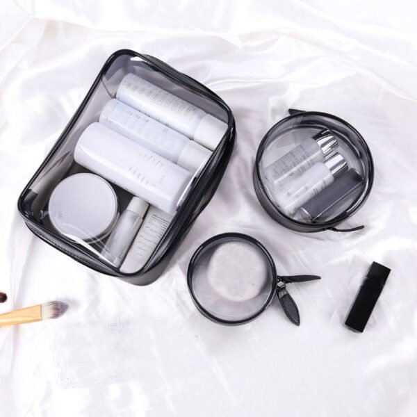 trousse-de-toilette-plastique-poser-sur-la-table
