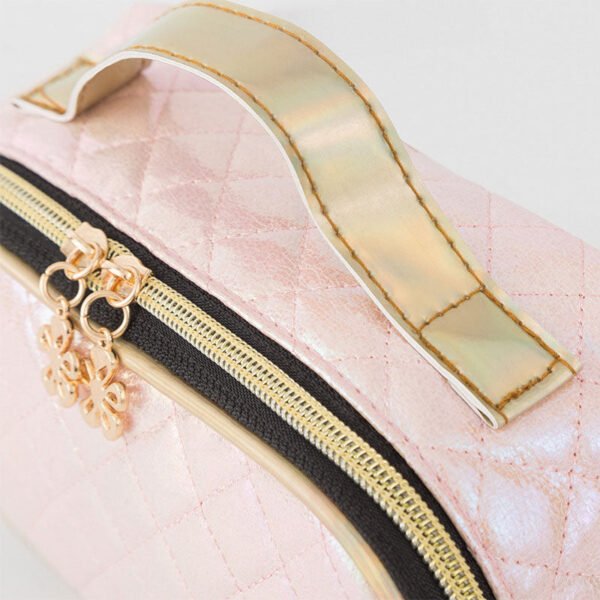 trousse-maquillage-matelassee-poignet-de-porter